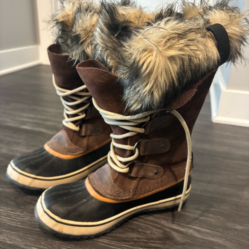 SOLD Women's Brown and Black SOREL Boots
